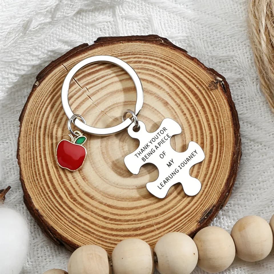 4pcs Set Of Fashionable Stainless Steel Keychains With Pendants