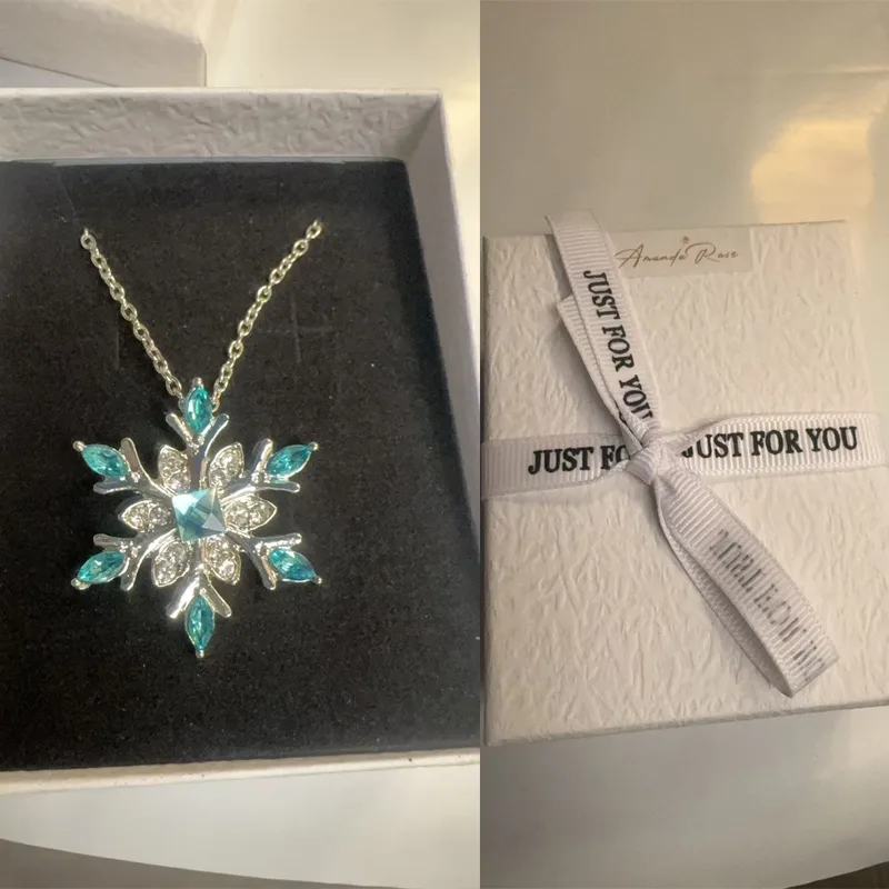 Weergave 5 van Silver Chain Snowflake Pendant Necklace Made With Austrian Crystals In Silver